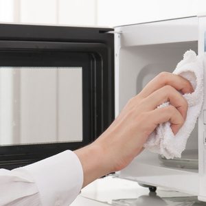 cleaning the microwave oven