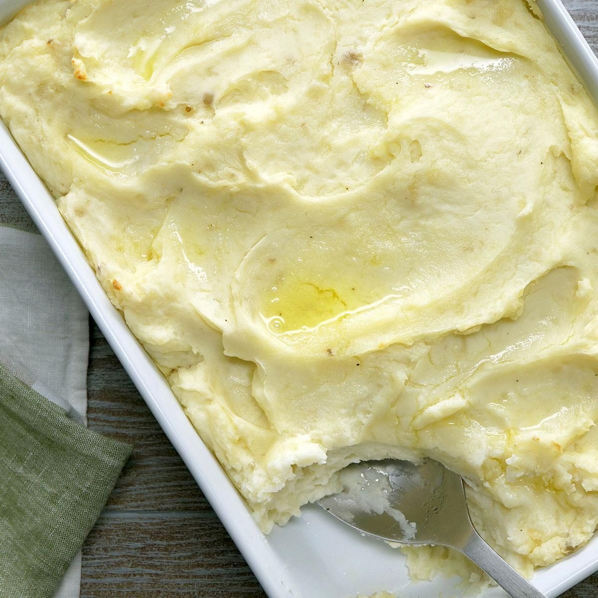 Creamy Sour Cream Mashed Potatoes Exps Tohvp24 11327 Mr 07 11 2