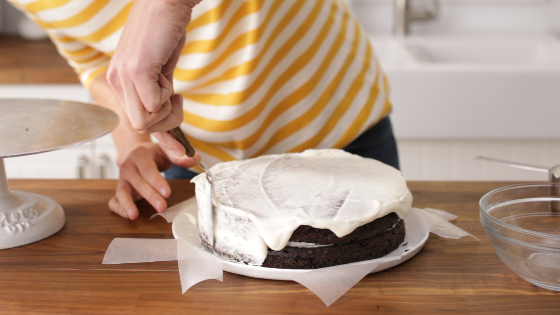 Crumb coating a cake