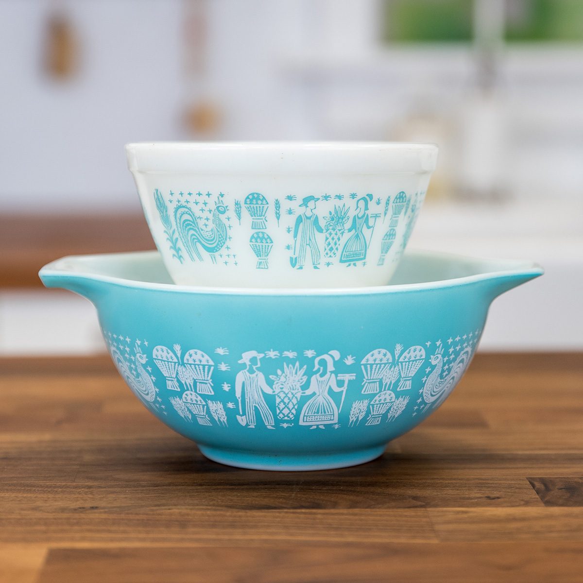 Vintage Pyrex bowls in Butterprint