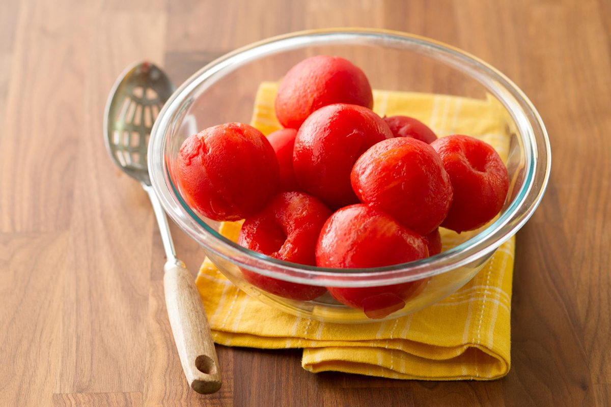 How to Peel Tomatoes in 3 Easy Ways