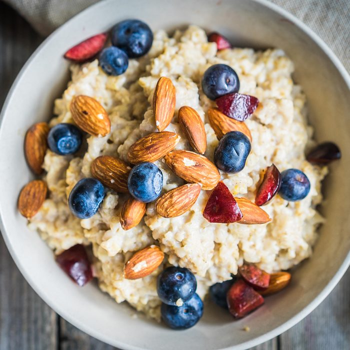 Oatmeal with berries and nuts