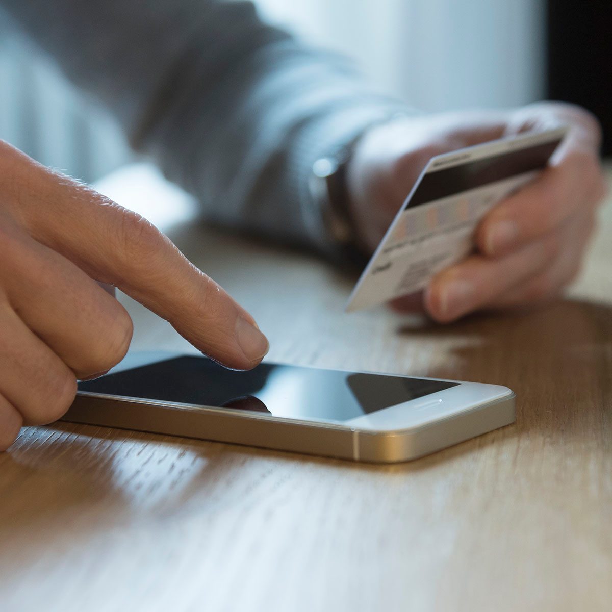 customer journey, women pay cashless, internet shopping with mobile phone