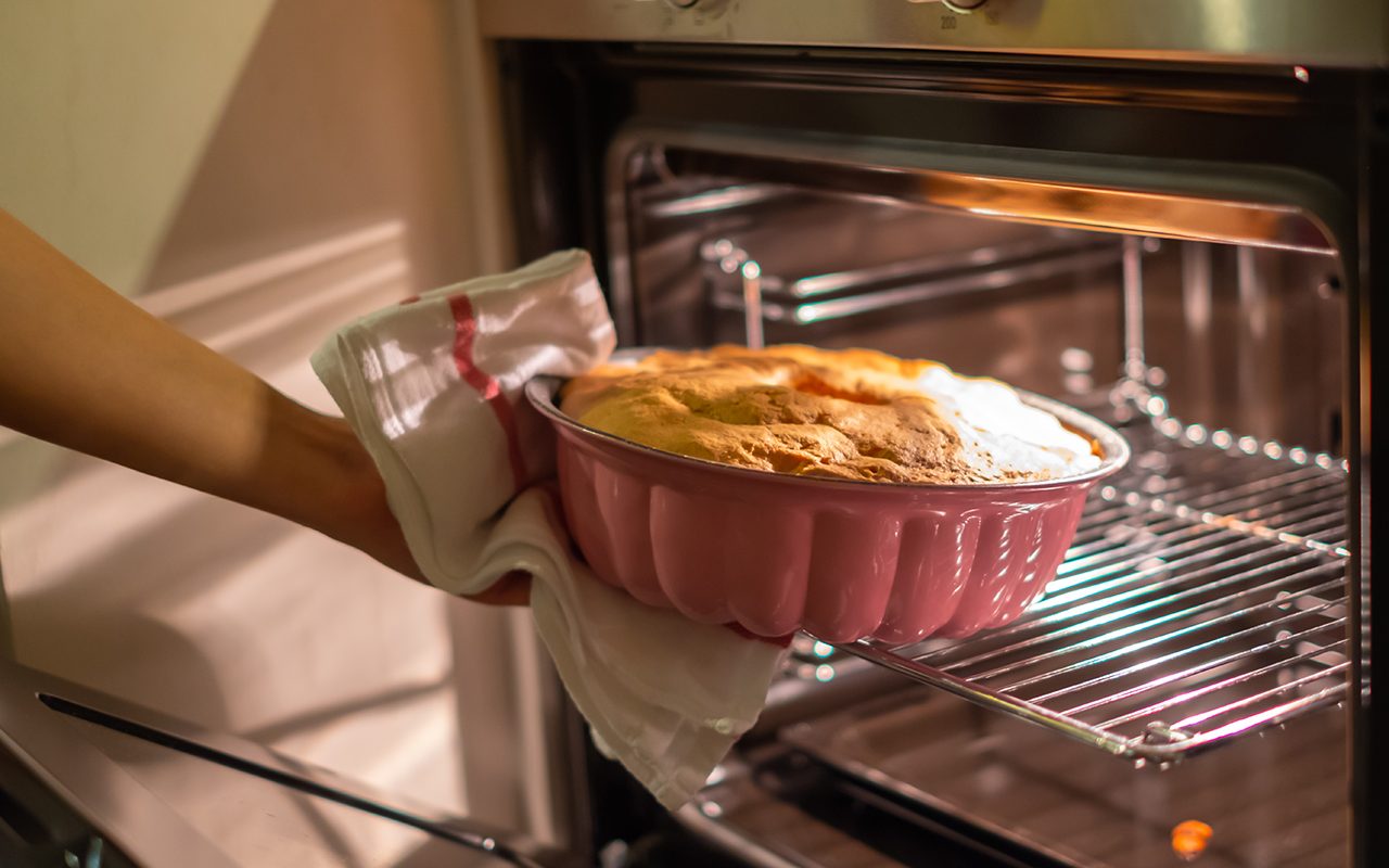 How to Bake a Bundt Cake With a Bundt Pan Substitute