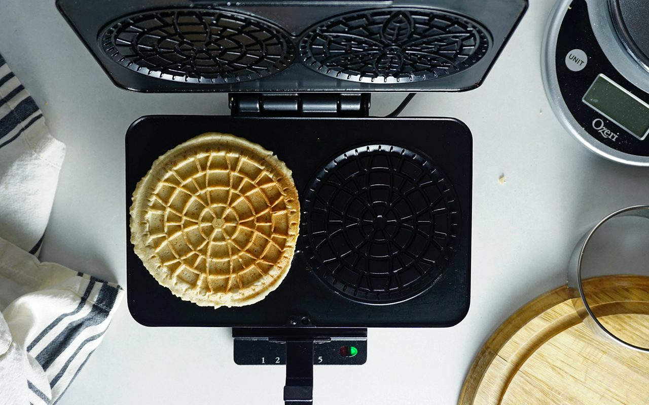 stroopwafel cooking in pizelle iron
