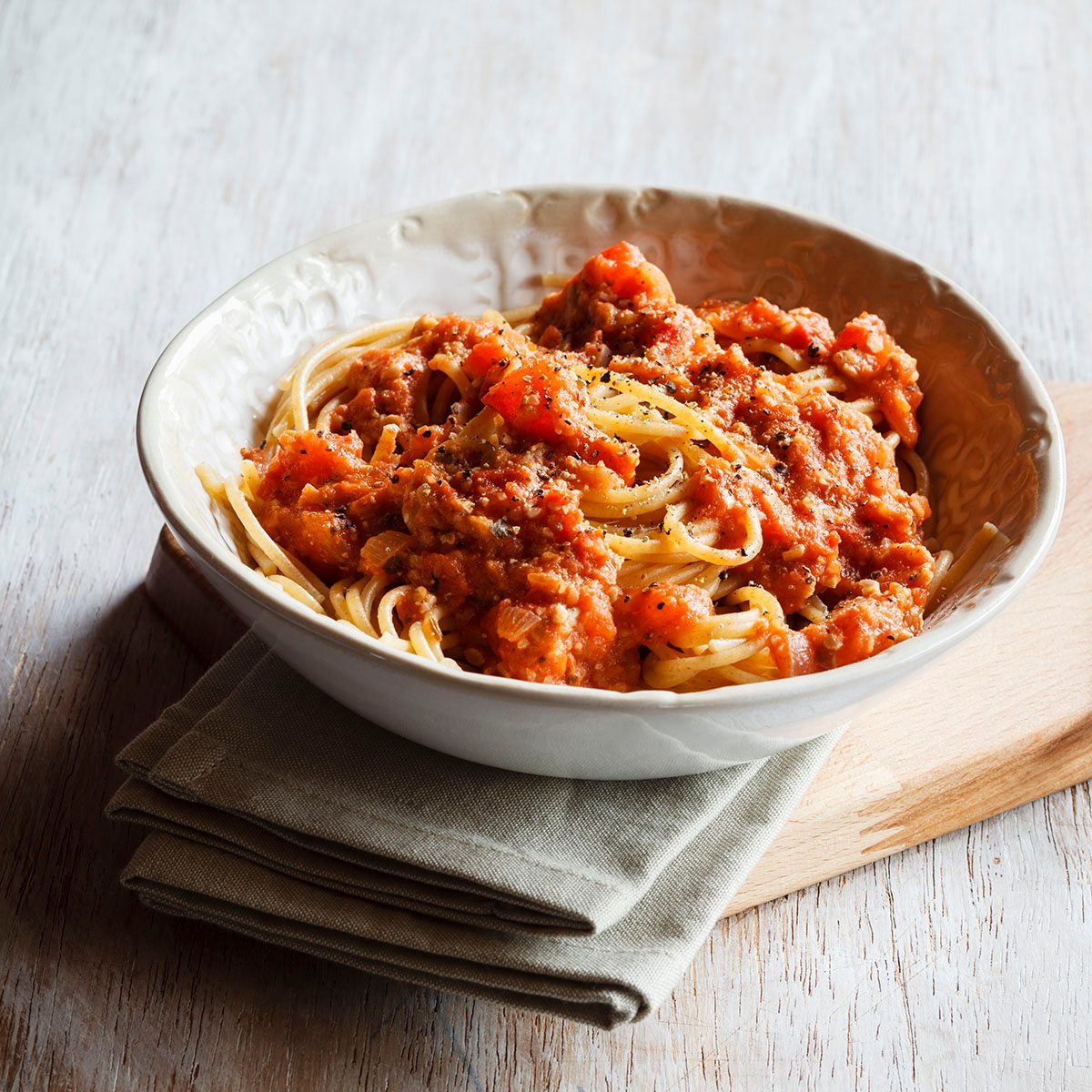 Studio, Vollkorn-Spaghetti mit veganer Bolognese aus Grünkern und Sonnenblumensamen