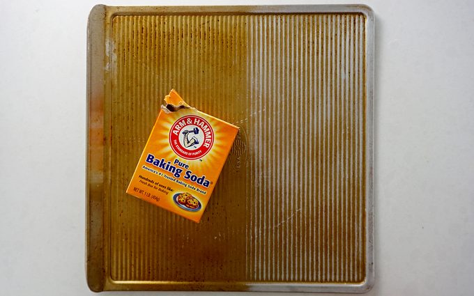 cleaning baking sheets with baking soda