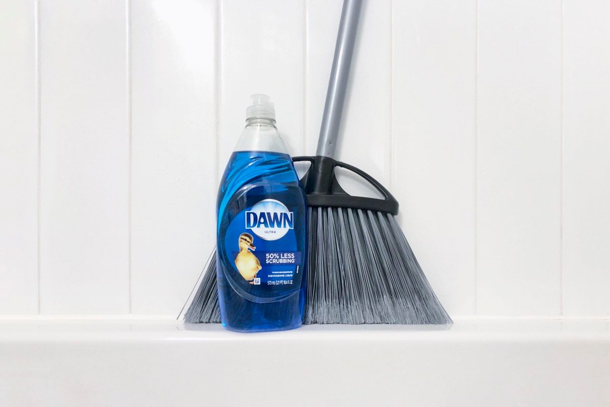 How to Clean a Bathtub with Dish Soap and a Broom