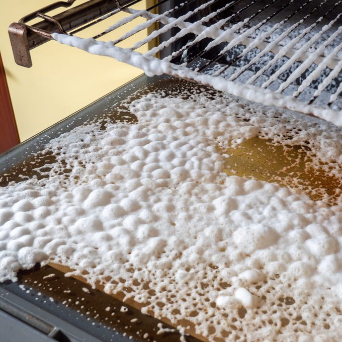 Foam from the cleaning agent for the oven cleaning