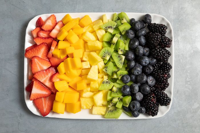 Pieces of fruits lined up on tray