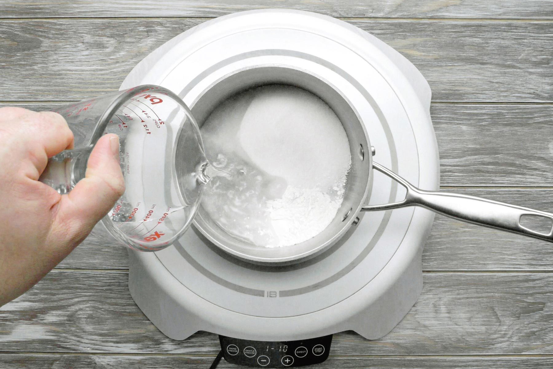 Cooking sugar and cornstarch syrup in sauce pan