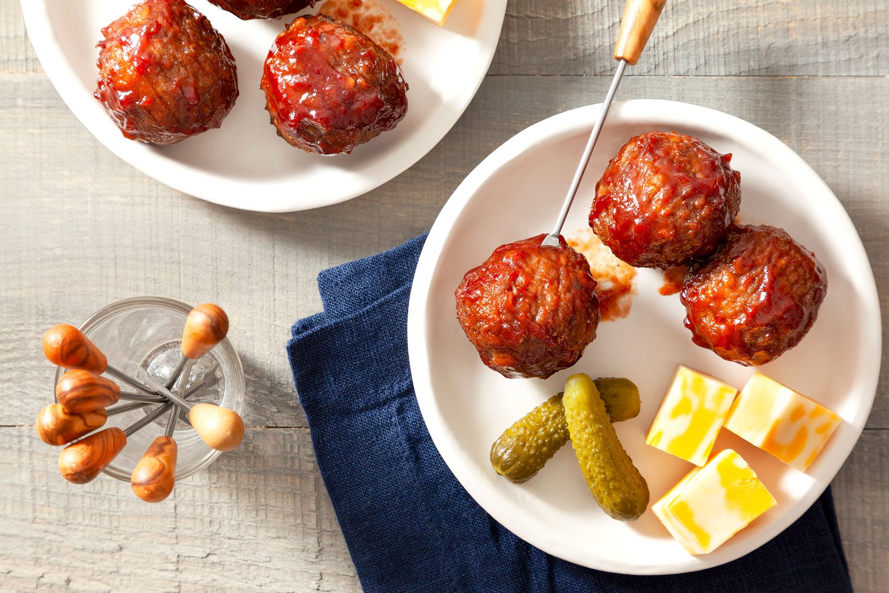 A plate of meatballs and cheese
