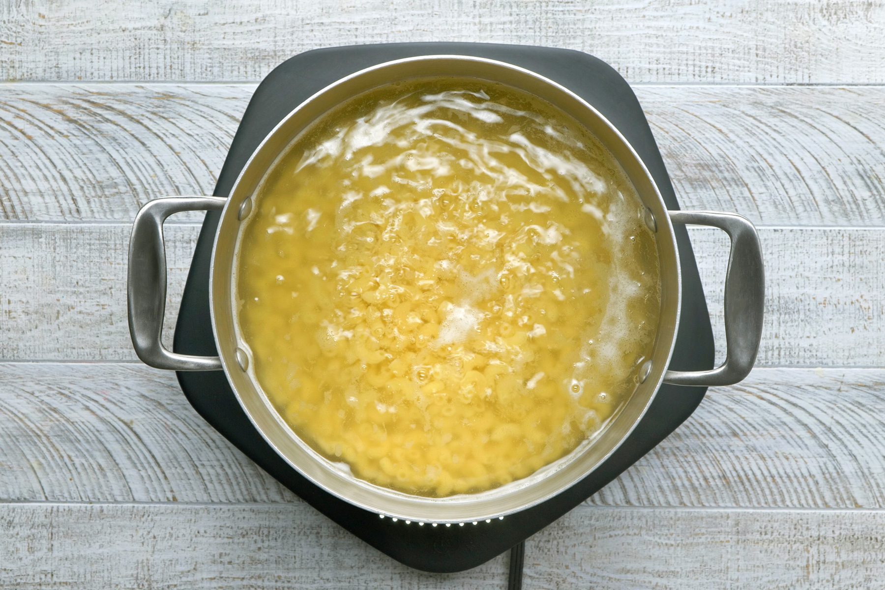 Cooking the macaroni