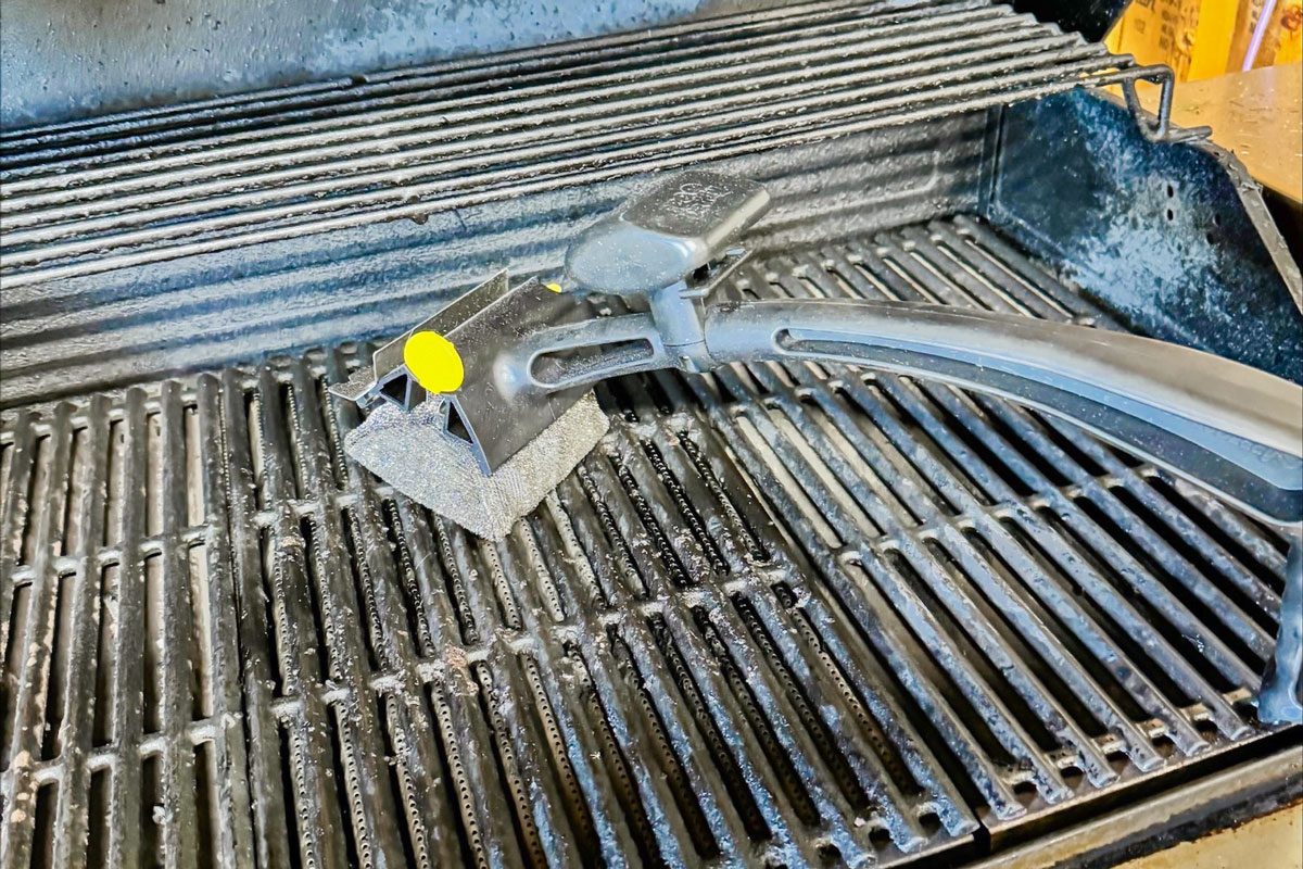 Bbq Daddy cleaning the barbecue grill