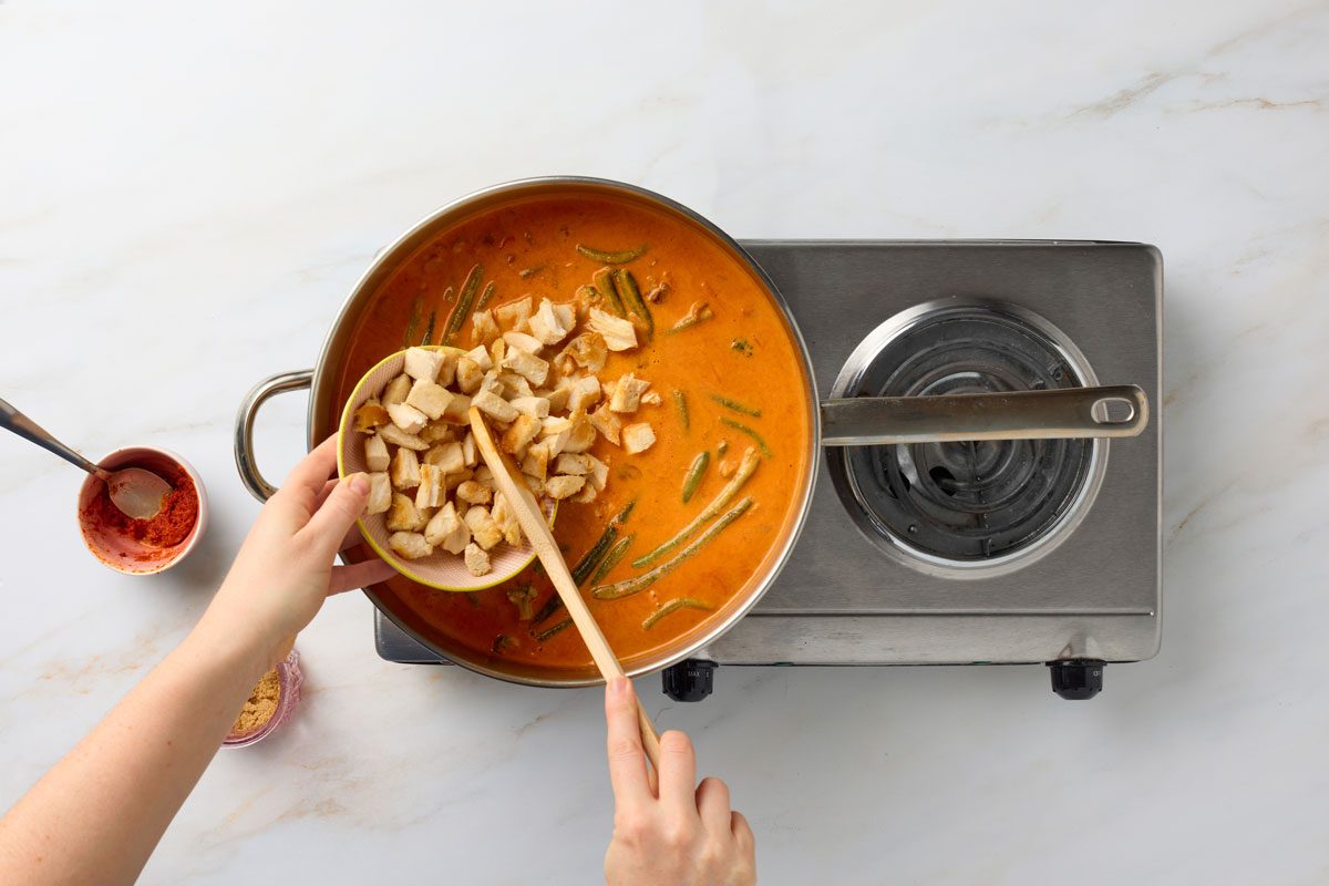 add cooked chicken to curry