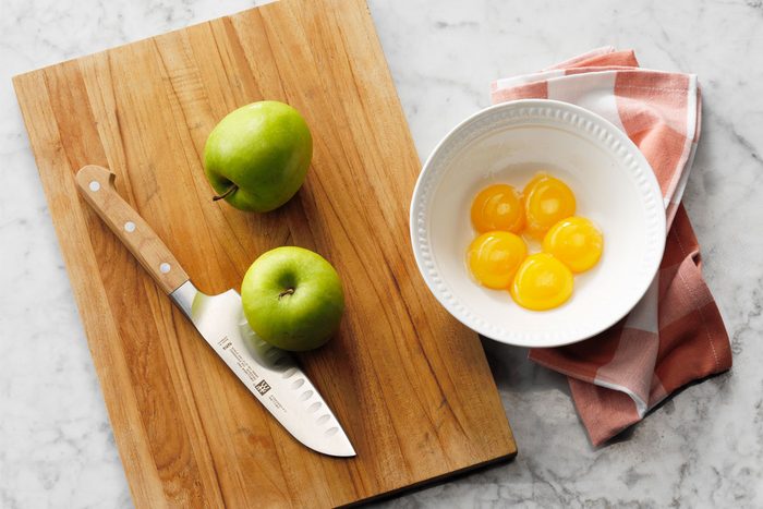 apples and egg yolks for Apfelkuchen