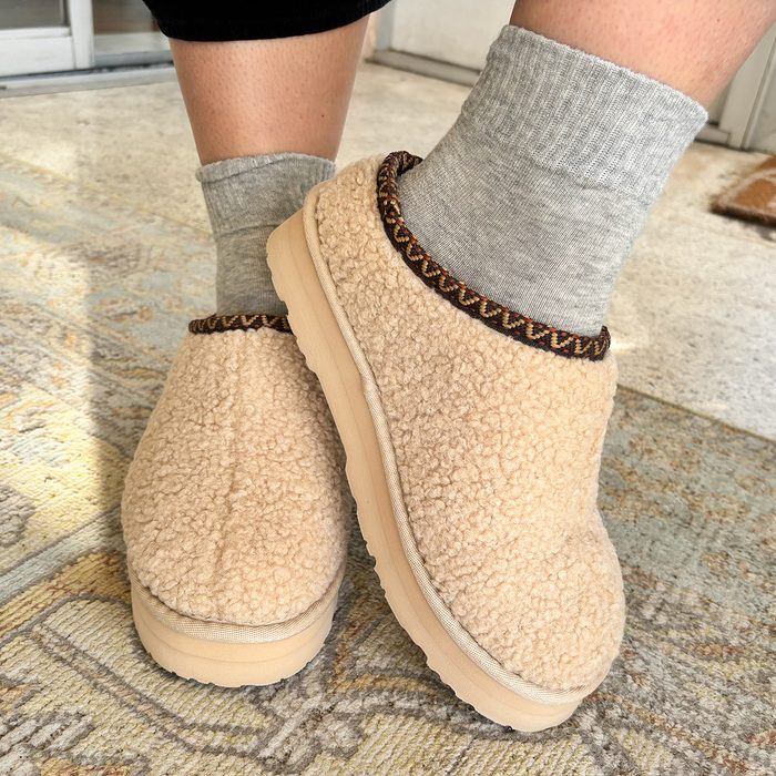 Toha25 Bearpaw Snuggle Martis Slipper Katie Bandurski 04 Ssedit