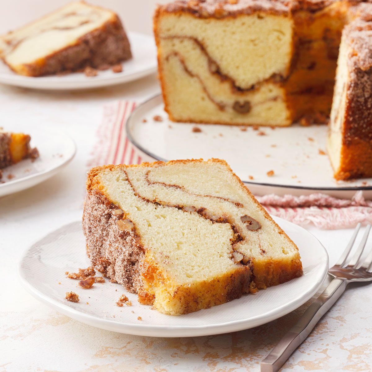 CINNAMON COFFEE CAKE SERVED IN A PLATE, READY TO EAT