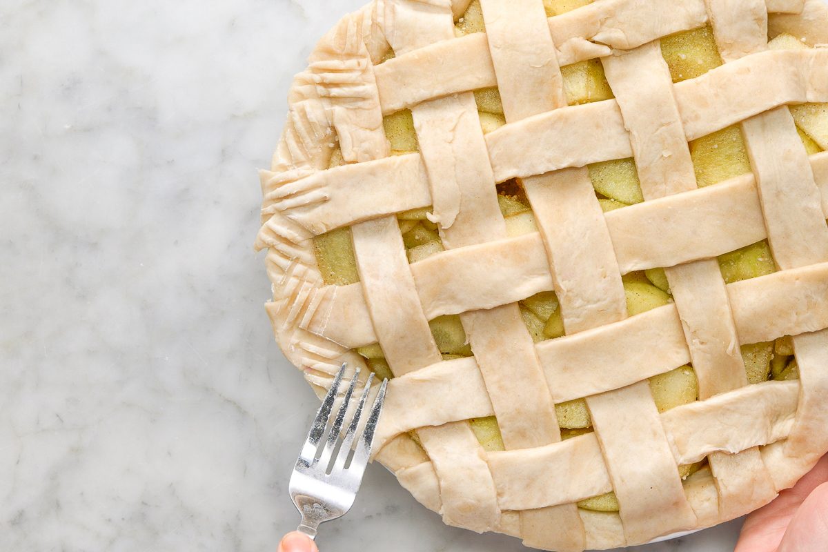 using fork to adjust edges of lattice crust