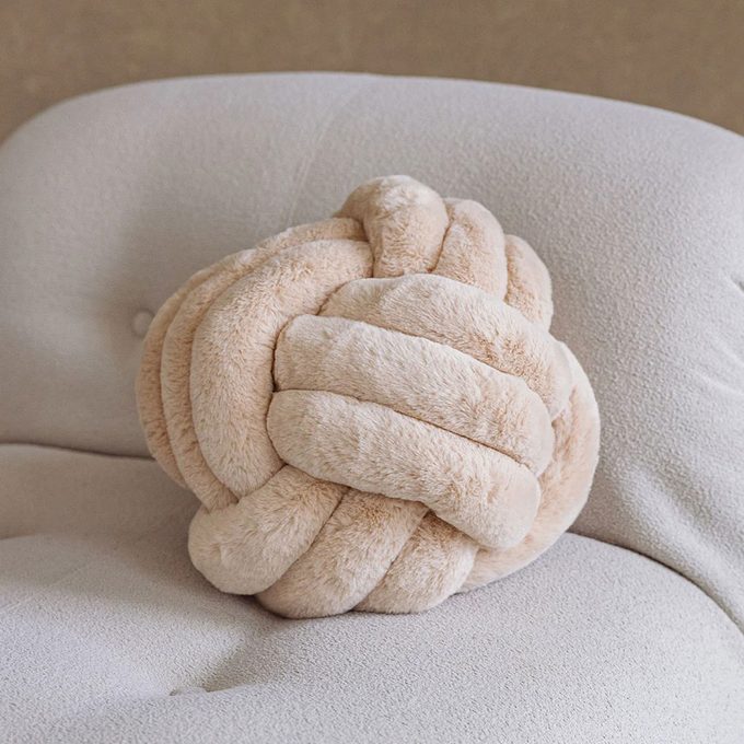 Knotty Pillow Sand