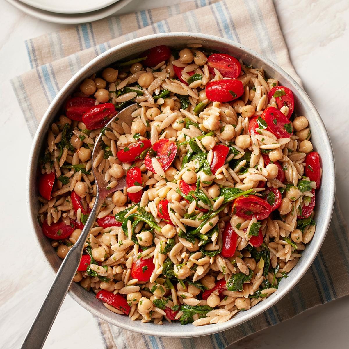 Spinach Orzo Salad With Chickpeas Exps Tohcom25 66008 Dr 08 28 01b